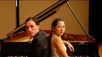 Pernahkah Anda menyaksikan pertunjukan piano yang dimainkan dua orang?