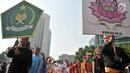 Sejumlah umat lintas agama melakukan gerak jalan menyambut Pemilu 2019 di kawasan Car Free Day, Jakarta, Minggu (21/10). Acara ini melibatkan 6.000 umat Buddha Niciren Syosyu Indonesia (NSI) dan 2.000 umat beragama lainnya. (Merdeka.com/ Iqbal S. Nugroho)
