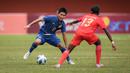 Hingga babak pertama usai, Nanthiphat Chaiman dkk di kubu Thailand U-16 dan Khon Cho Htoo dkk di kubu Myanmar U-16 masih belum mampu mencetak gol. (Bola.com/Bagaskara Lazuardi)