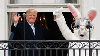 Presiden AS Donald Trump dan badut Kelinci Paskah menyapa tamu undangan usai memberikan pidato dalam perayaan Easter Egg Roll di Gedung Putih, Washington (4/2). (AP Photo / Carolyn Kaster)