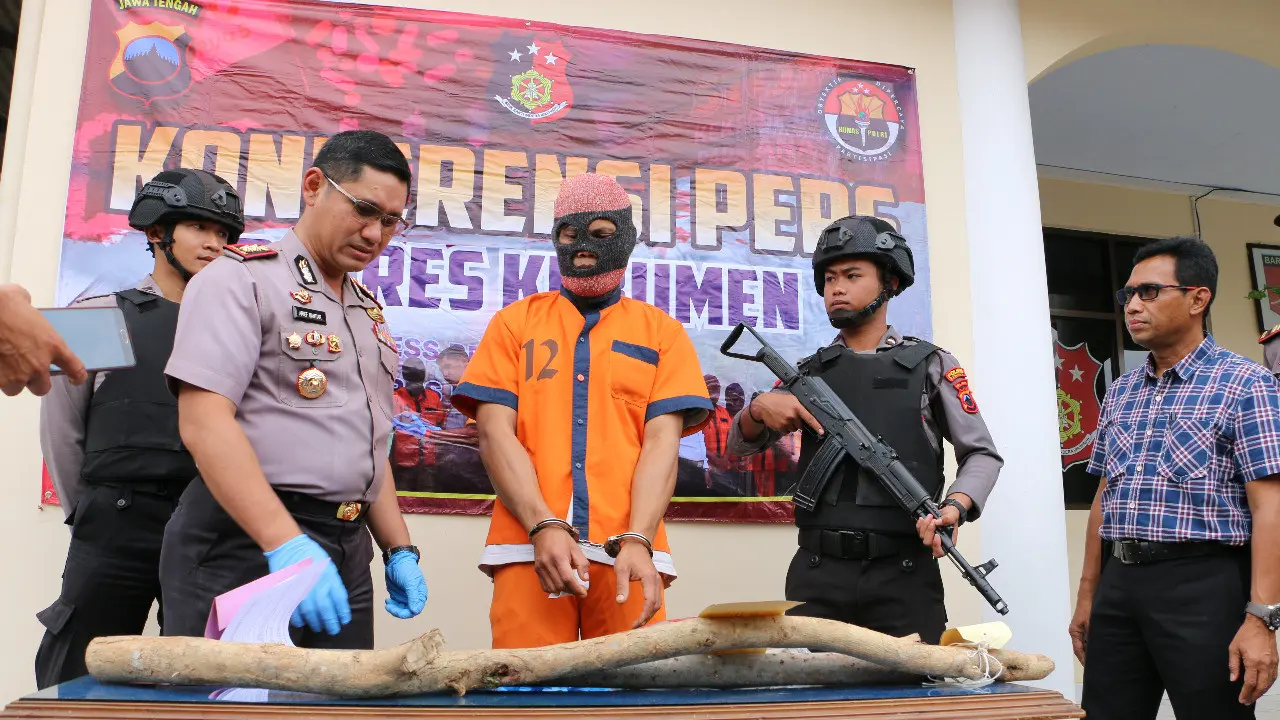 Tersangka kasus pembunuhan dengan korban ayah kandungnya, HE (34) terancam penjara 15 tahun. (Foto: Liputan6.com/Polres Kebumen/Muhamad Ridlo)