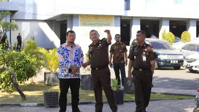 Penjabat Wali Kota Makassar, Iqbal S Suhaeb saat berbincang dengan Kajati Sulsel, Firdaus Dewilmar (Liputan6.com/ Eka Hakim)