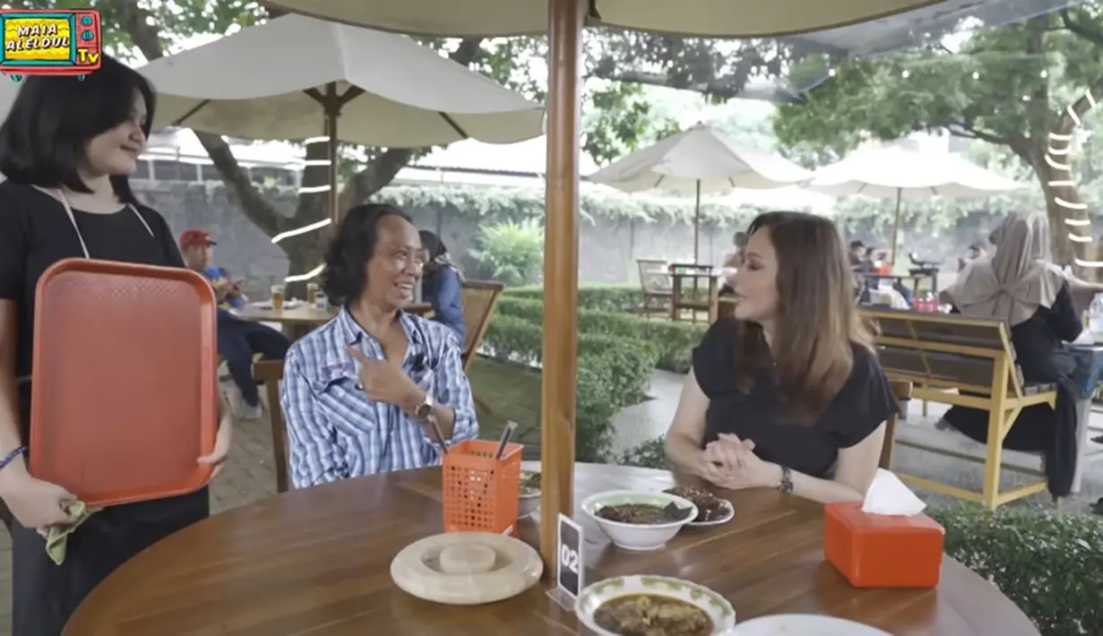 Maia seakan tak percaya karena perempuan cantik dengan rambut pendek di atas bahu tersebut mirip bule. Gadis cantik berkulit bersih memesona tersebut bernama Tia Septiana. Ia merupakan anak kedua Mandra dengan Mila Sari Juwita.  [Youtube/MAIA ALELDUL TV]