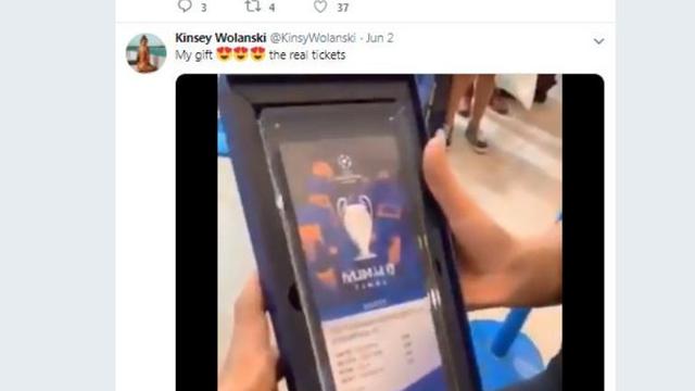 Kinsey Wolanski, memamerkan tiket final Liga Champions