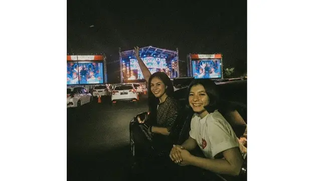 6 Potret Seru Wulan Guritno dan Shaloom Nonton Konser Drive-In, Bak Kakak Adik