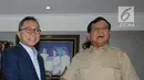 Ketua MPR yang juga Ketua Umum PAN, Zulkifli Hasan (kiri) bersalaman dengan Ketua Umum Partai Gerindra Prabowo Subianto di Rumah Dinas Ketua MPR, Jakarta, Senin (25/6). Pertemuan membahas permasalahan Pilkada 2018. (Liputan6.com/Helmi Fithriansyah)