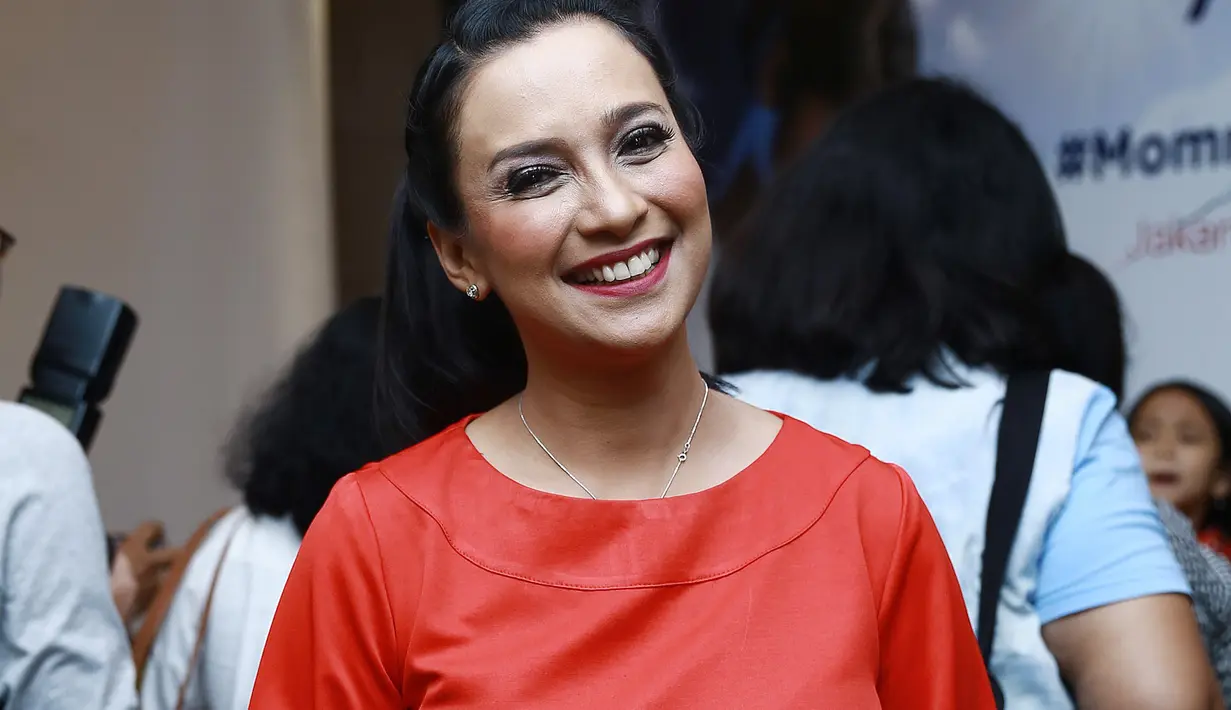 "Buat saya wacana itu bisa dilakasanakan kalau memang ada perpaduan kayak day care. Jadi siangnya ada tempat tidur untuk tidur siang anak-anak, itu masuk akal," kata Shahnaz, di Hotel Mulia, Jakarta Selatan, Rabu (10/8/2016). (Galih W. Satria/Bintang.com)