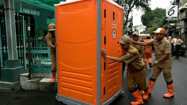 Pemerintah DKI akhirnya membersihkan puing-puing kebakaran di kawasan Tomang Jakarta Barat. Tidak hanya itu Pemprov juga memasang WC umum di lokasi tersebut