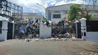 Gedung DPRD Jabar dipenuhi sampah