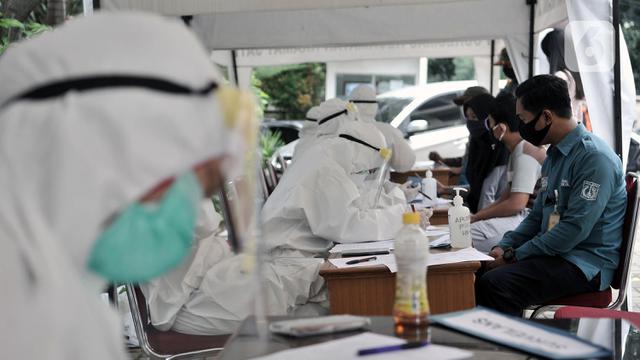 FOTO: Pegawai Kantor Kecamatan Jalani Tes Swab COVID-19