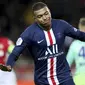 Penyerang PSG, Kylian Mbappe berselebrasi usai mencetak gol ke gawang AS Monaco pada pertandingan lanjutan Liga Prancis di Stadion Louis II, Monaco (15/1/2020). Pada pertandingan ini Mbappe mencetak dua gol dan mengantar PSG menang 4-1 atas Monaco. (AP Photo/Daniel Cole)