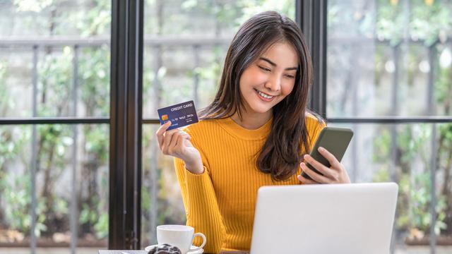 Ilustrasi belanja pakai kartu kredit