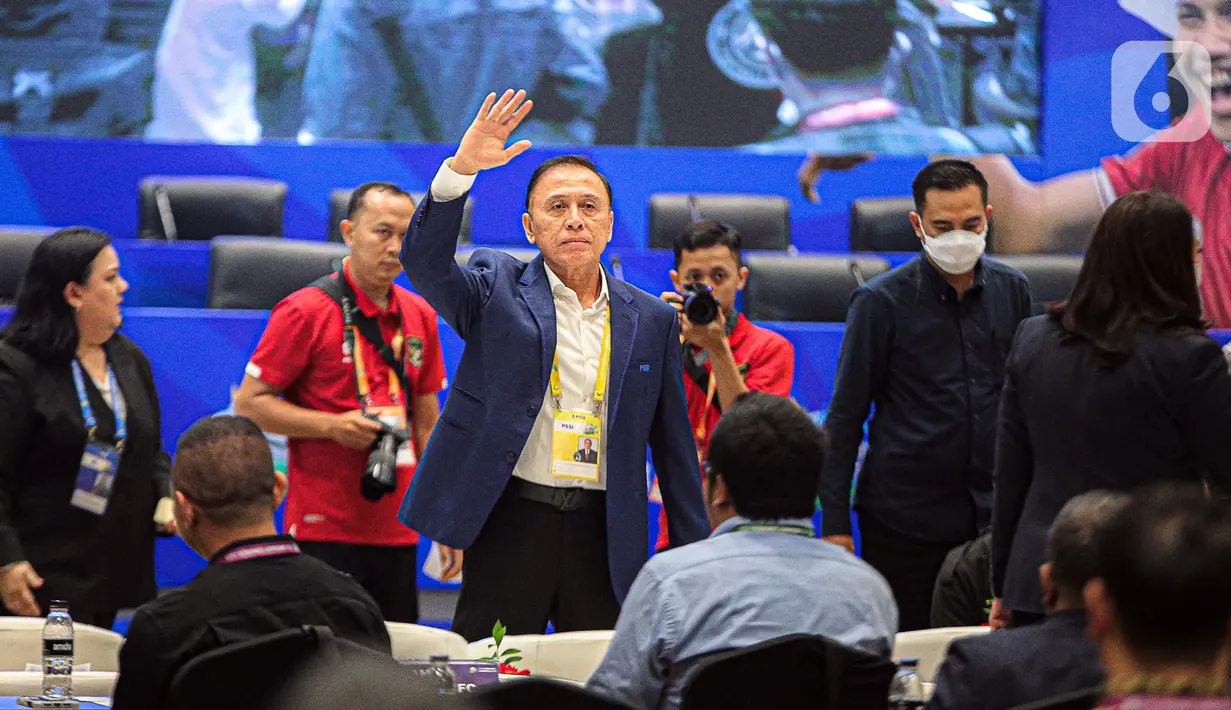 Ketua Umum PSSI Mochamad Iriawan melambaikan tangan saat pembukaan Kongres Biasa PSSI 2023 di Jakarta, Minggu (15/1/2023). Kongres Biasa PSSI 2023 membahas beberapa agenda di antaranya Komite Pemilihan (KP) dan Komite Banding Pemilihan (KBP). (Liputan6.com/Faizal Fanani)
