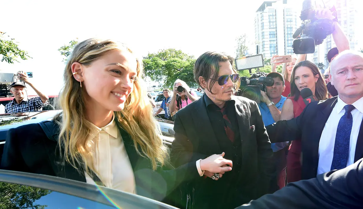 Johnny Depp dan istri Amber Heard turun dari mobil saat tiba di Pengadilan Southport Magistrates, Gold Coast Australia, (18/4/2016). Johnny Depp dan istri menghadapi sidang pengadilan atas impor ilegal anjing pasangan ke Australia. (REUTERS/Dave Hunt/AAP)