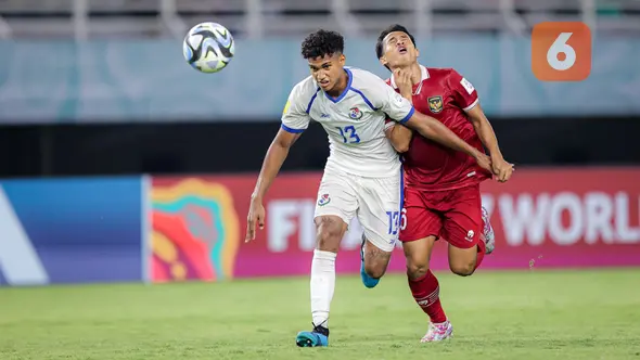 <p>Pemain Timnas Panama U-17, Erick Diaz (kiri) berebut bola dengan pemain Timnas Indonesia U-17, Hanif Ramadhan pada laga kedua Grup A Piala Dunia U-17 2023 di Stadion Gelora Bung Tomo (GBT), Surabaya, Senin (13/11/2023). (Bola.com/Bagaskara Lazuardi)</p>