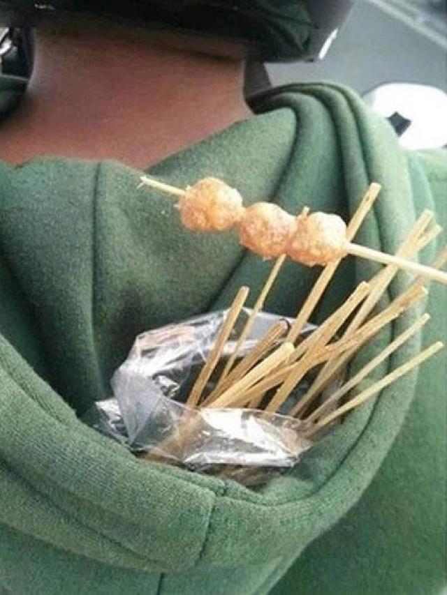 6 Aksi Nyeleneh Orang Makan di Motor Ini Bikin Tepuk Jidat