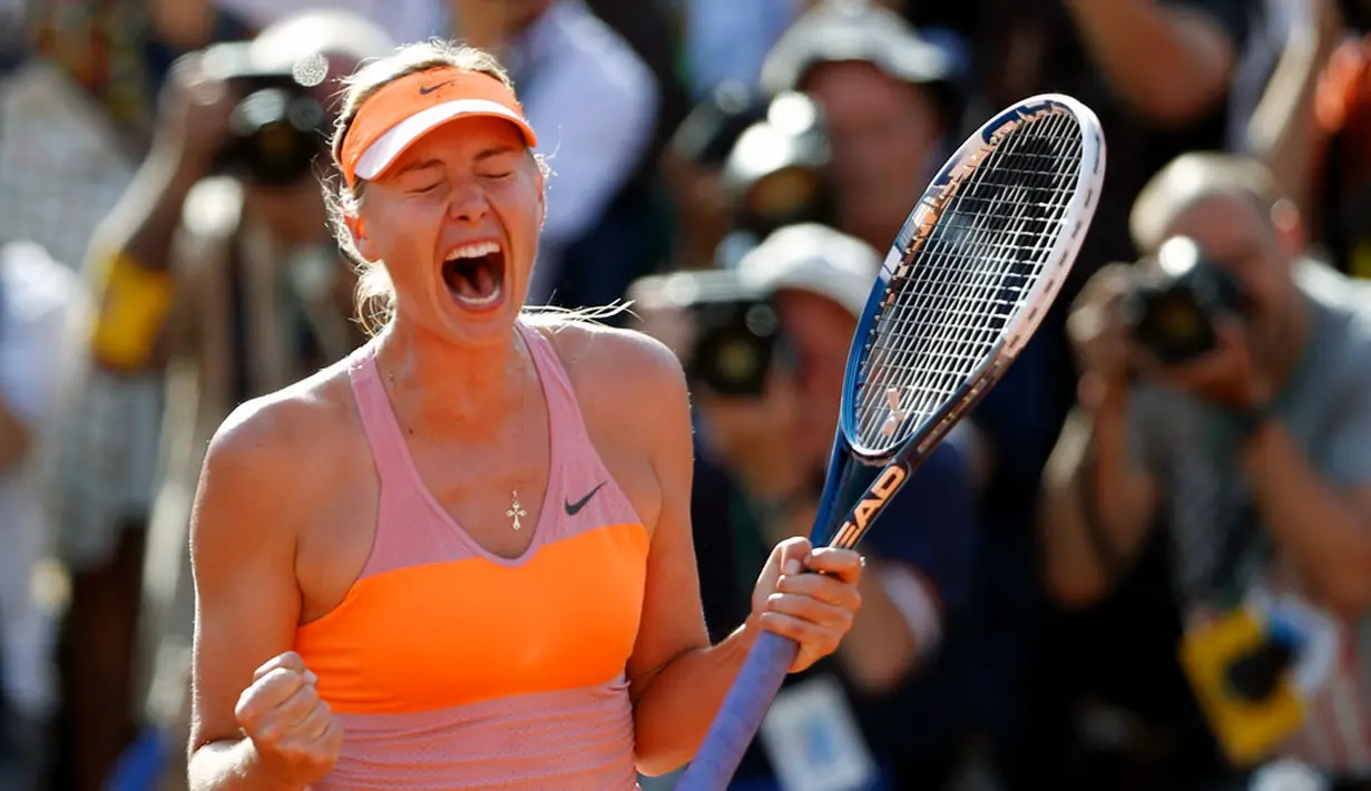 Petenis Rusia, Maria Sharapova berteriak usai memastikan meraih gelar kedua sepanjang kariernya di turnamen Perancis Terbuka di Stadion Roland Garros, Paris, (7/6/2014). (REUTERS/Vincent Kessler)