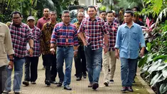 Cagub Petahana, Basuki Tjahaja Purnama (Ahok-ketiga kanan) meninggalkan kediaman Ketua Umum PDI-P. Megawati Soekarnoputri di Kebagusan, Jakarta, Rabu (15/2). Usai mengadakan pertemuan, Ahok langsung menuju Rumah Lembang. (Liputan6.com/Helmi Fithriansyah)