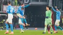 Hasil ini membuat Napoli naik ke posisi dua dengan 28 poin, sama dengan AC Milan di puncak klasemen, namun kalah selisih gol. (AP Photo/Gregorio Borgia)