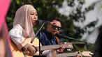 Pemenang pertama ajang Music Video Contest, Wiwi Handayani (kiri) berduet bersama Badai 'Kerispatih' di panggung inBox SCTV di Cibinong Square, Bogor, Jumat (30/1/2015). (Liputan6.com/Helmi Fithriansyah)