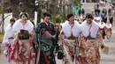 Sejumlah wanita Jepang berjalan bersama mengikuti Coming of Age Day atau Hari Kedewasaan di Taman Toshimaen, Tokyo, Jepang, Senin, (8/1). Acara diikuti wanita Jepang yang akan menginjak usia 20 tahun sambil mengenakan kimono. (AP Photo/Shizuo Kambayashi)