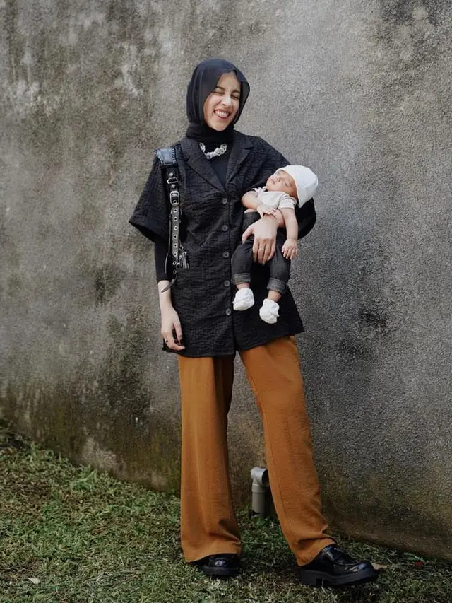 8 Ide OOTD Hijab dengan Kemeja Hitam dari Citra Kirana hingga Tya Ariestya