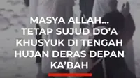Hujan deras mengguyur Masjidil Haram, Makkah. Meski hujan turun lebat, para jemaah tetap khusyuk berdo'a dan melanjutkan tawaf mengelilingi Ka'bah.