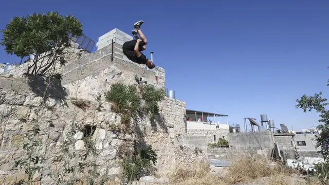FOTO: Aksi Pemuda Palestina Berlatih Parkour di Kota Hebron