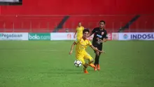 Duel Sriwijaya FC vs Borneo FC di Stadion H. Agus Salim, Padang, Minggu (29/7/2018). (Bola.com/Riskha Prasetya)