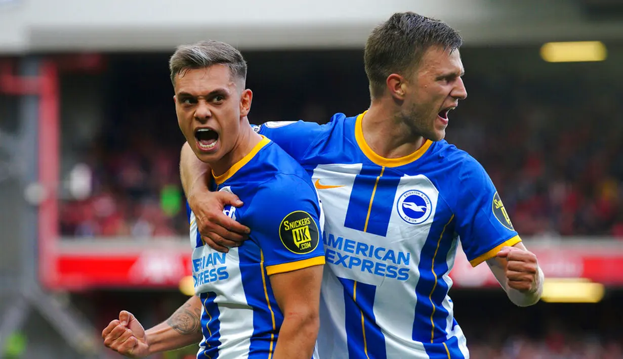 Pemain Brighton and Hove Albion Leandro Trossard (kiri) melakukan selebrasi usai mencetak gol ke gawang Liverpool pada pertandingan sepak bola Liga Premier Inggris di Anfield, Liverpool, Inggris, 1 Oktober 2022. Pertandingan berakhir imbang 3-3. (Peter Byrne/PA via AP)