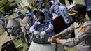 Polisi memusnahkan narkoba sitaan saat upacara di Polda Aceh, Banda Aceh, Aceh, Rabu (23/9/2020). Sebanyak 372,6 kilogram ganja dan 80,2 kilogram sabu serta 27.400 pil ekstasi hasil sitaan polisi dimusnahkan dalam acara tersebut. (CHAIDEER MAHYUDDIN/AFP)