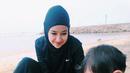 Sebagai seorang ibu, Aryani juga memboyong si kecil bernama Alem Isco saat traveling ke pantai. Potret mesra ibu dan anak terlihat jelas saat keduanya bermain pasir pantai secara bersamaan. (Liputan6.com/IG/@aryanifitriana24)