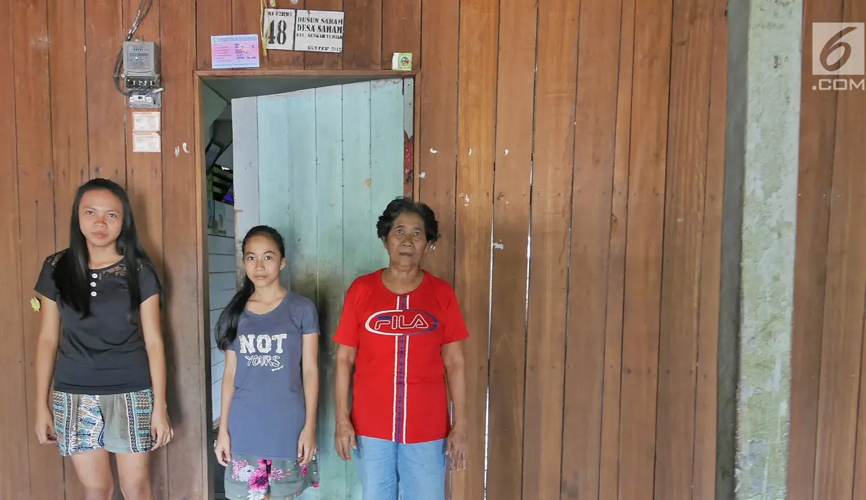 Potret warga di Rumah Radakng atau Rumah Panjang di Desa Saham, Kecamatan Sengah Temila, Kabupaten Landak, Kalimantan Barat, Rabu (8/8/2019). Rumah Radakng atau Rumah Panjang adalah Rumah adat Suku Dayak di Kalimantan Barat salah satu yang tertua. (Liputan6.com/Herman Zakharia)