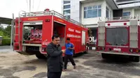 Aksi petugas pemadam kebakaran Kabupaten Sarolangun memarkir mobil Damkar di gedung DPRD (Foto Yansah)