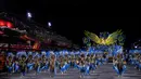 Penampil dari sekolah samba Portela memeriahkan perayaan karnaval di Sambadrome, Rio de Janeiro, Brasil, Senin (20/2/2023). Para anggota sekolah samba di Brasil tampil pada parade karnaval di Sambadrome, Rio de Janeiro, Brasil. Karnaval terbesar di dunia tersebut merupakan kompetisi parade tahunan di stadion raksasa yang diubah menjadi jalan-jalan raya dikenal sebagai "Sambadrome". (AP Photo/Bruna Prado)