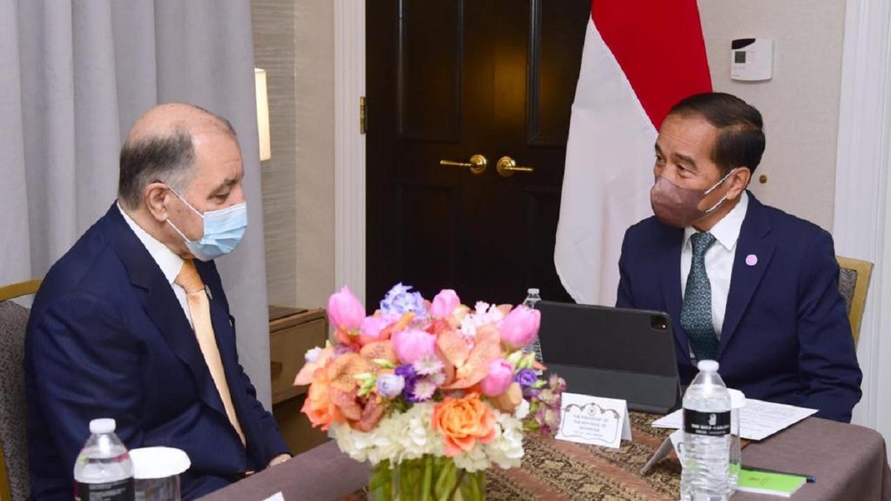 Presiden Joko Widodo atau Jokowi menerima kunjungan Chairman dan CEO Air Products Seifi Ghasemi di Hotel Ritz Carlton Washington DC, Kamis, 12 Mei 2022.