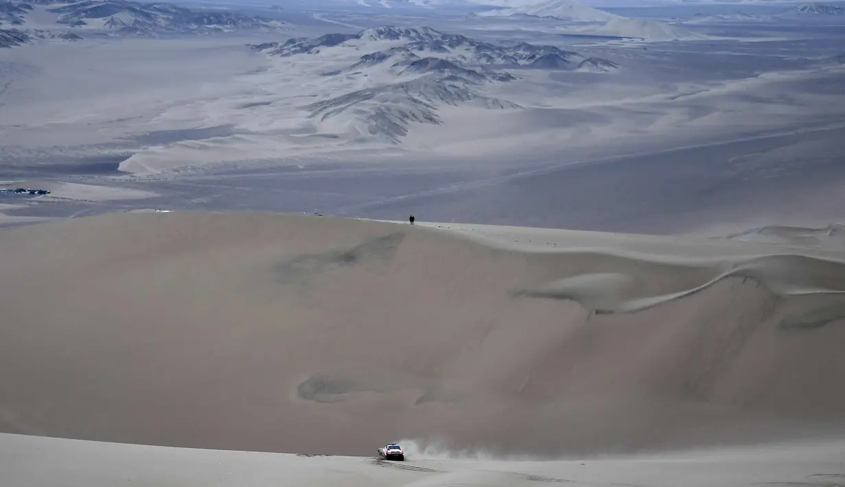 Tim Toyota dari Afrika Selatan Giniel De Villiers dan rekan senegaranya Jerman Dirk Von saat bersaing dalam Reli Dakar 2018 tahap 2 di sekitar kota Pisco di Peru (7/1). (AFP Photo/Franck Fife)