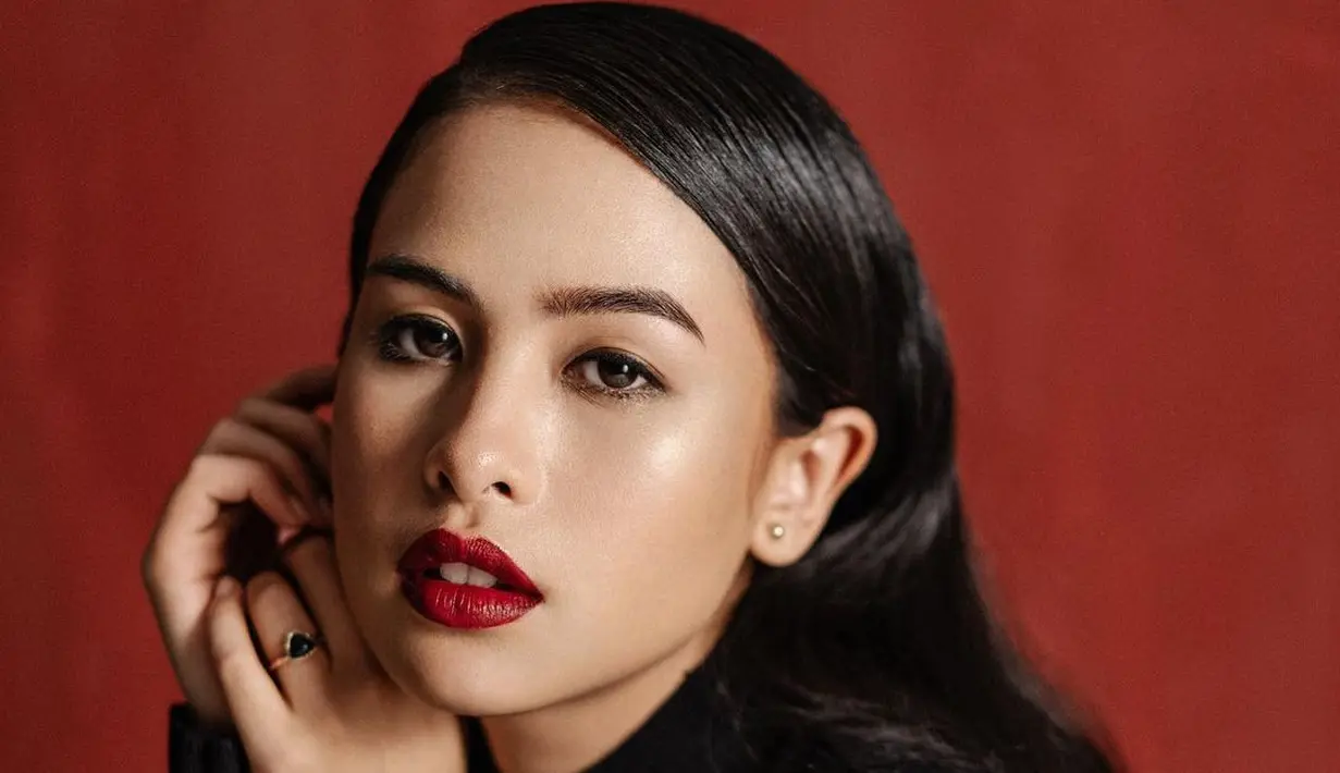 Melihat Maudy Ayunda dalam makeup bold dan pulasan lipstik merah. Rambutnya ditata ke samping dan ia menyempurnakan gaya keseluruhannya dengan outfit hitam. [Foto: Instagram/maudyayunda]