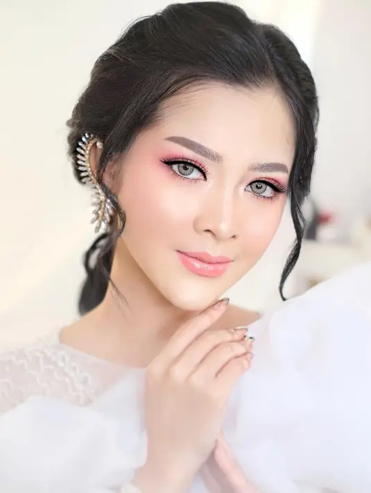 Bella juga memesona dalam photoshoot yang menyorot wajahnya secara dekat. [Instagram/bellabonita_r.a]