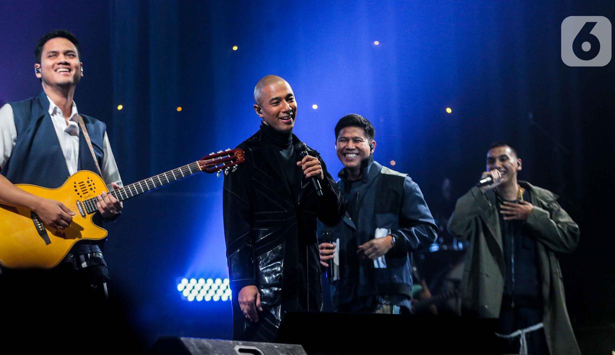 Penampilan Ran saat berduet dengan Marcell dalam konser “ Marcell Tujuh Belas" di Balai Sarbini, Jakarta, Jumat (18/10/2019). Dalam penampilannya mereka membawakan lagu hitsnya yaitu candu asmara dan pandangan pertama. (Liputan6.com/Faizal Fanani)