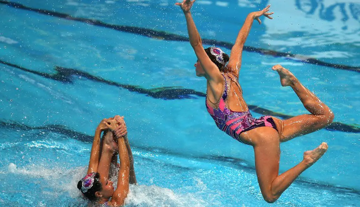 Tim putri Ukraina berlomba di nomor final Team Free renang indah Kejuaraan Dunia Akuatik 2015 di Kazan, Rusia. (31/7/2015). (AFP Photo/Roman Kruchinin)