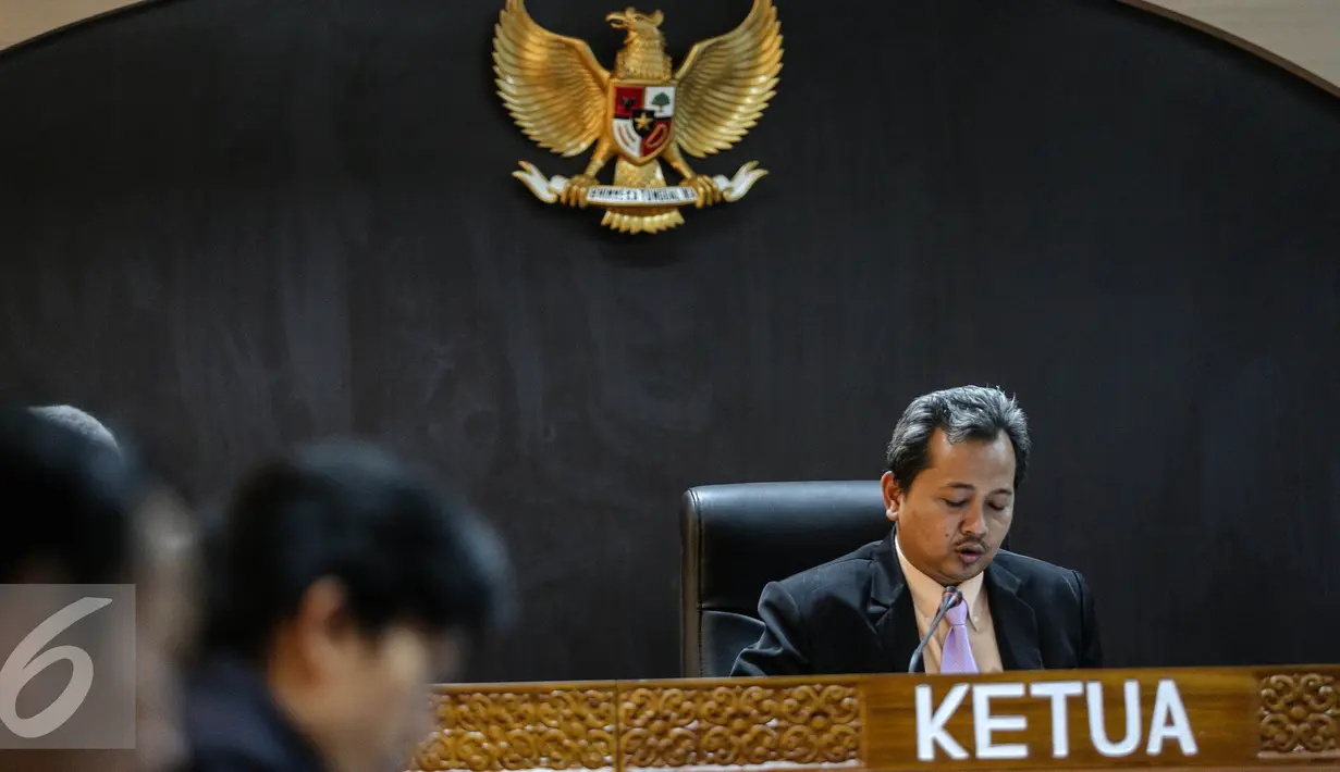 Pimpinan Sidang, Yhannu Setyawan membacakan putusan di Komisi Informasi Publik, Jakarta, Rabu (29/7/2015). Sidang dengan agenda dokumen pemecatan Letjen Prabowo Subianto antara Pemohon KontraS dan termohon Mabes TNI. (Liputan6.com/Faizal Fanani)