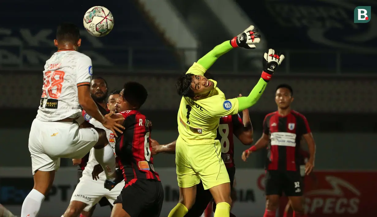 Kiper Persipura Jayapura, Fitrul Dwi Rustapa menghalau bola di udara saat melawan Persija Jakarta dalam laga pekan ke-3 BRI Liga 1 2021/2022 di Stadion Indomilk Arena, Tangerang, Minggu (19/9/2021). Kedua tim bermain imbang 0-0. (Bola.com/Ikhwan Yanuar)