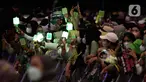 Penggemar NCT 127, NCTzen menunggu grup idolanya tampil dalam tur konser dunia kedua bertajuk "NEO City: Jakarta - THE LINK" di ICE BSD City, Tangerang, Banten, Jumat (4/11/2022). Konser dimulai tepat pukul 19.00 WIB dan dibuka dengan lagu 'Indonesia Raya'. (Liputan6.com/Johan Tallo)
