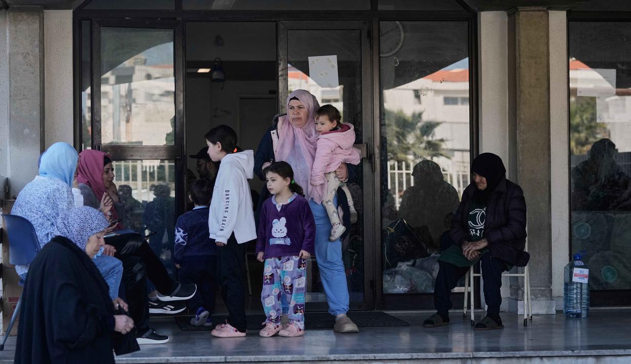 Sementara, menurut otoritas Lebanon, lebih dari 667.000 orang telah mendaftar di platform pengungsian daring pemerintah. Tampak dalam foto, para pengungsi yang menghindari serangan udara Israel di Lebanon selatan dan Dahiyeh, di Institut Teknik Bir Hassan yang telah diubah menjadi tempat penampungan, Beirut, Rabu 11 Maret 2026. (AP Photo/Bilal Hussein)