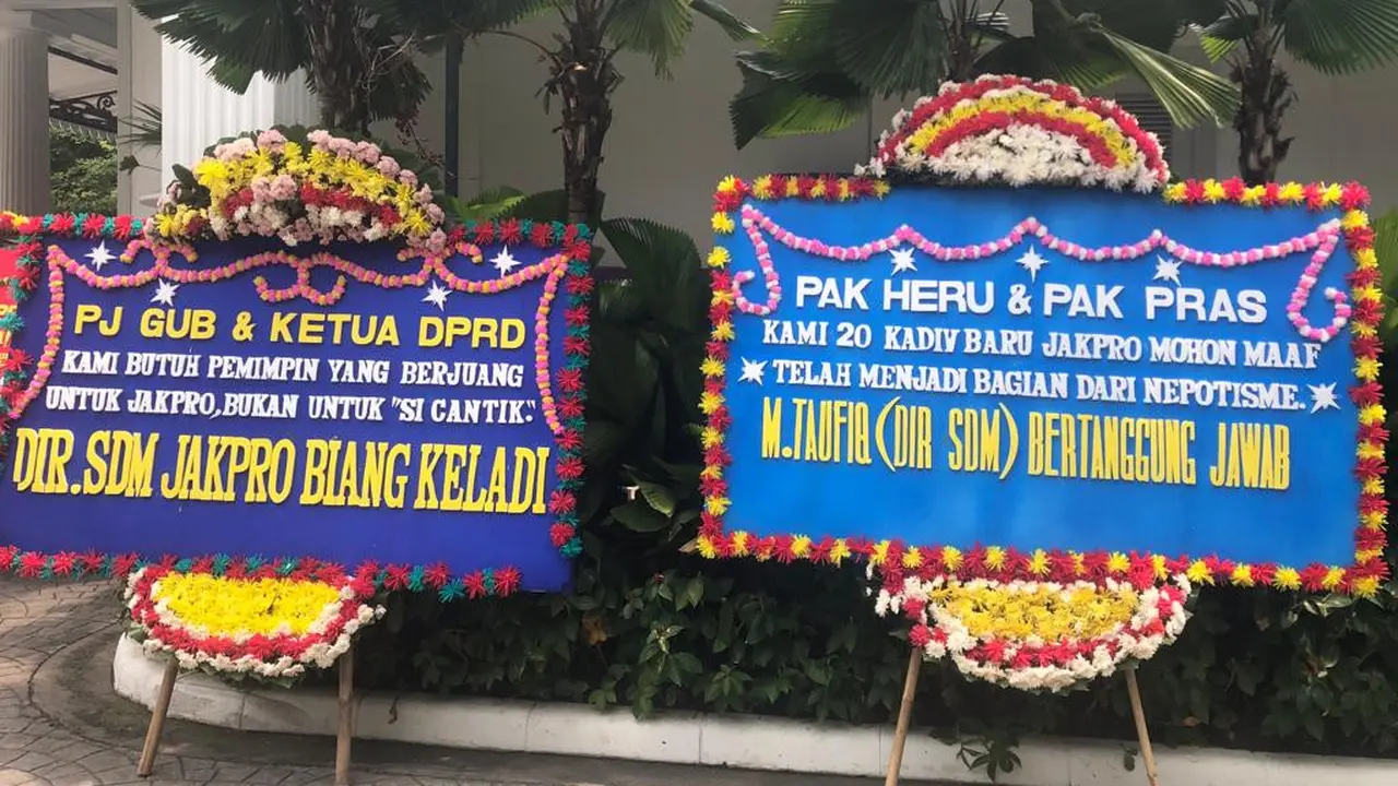 Karangan Bunga 'Selamatkan JakPro' di Balai Kota DKI Jakarta