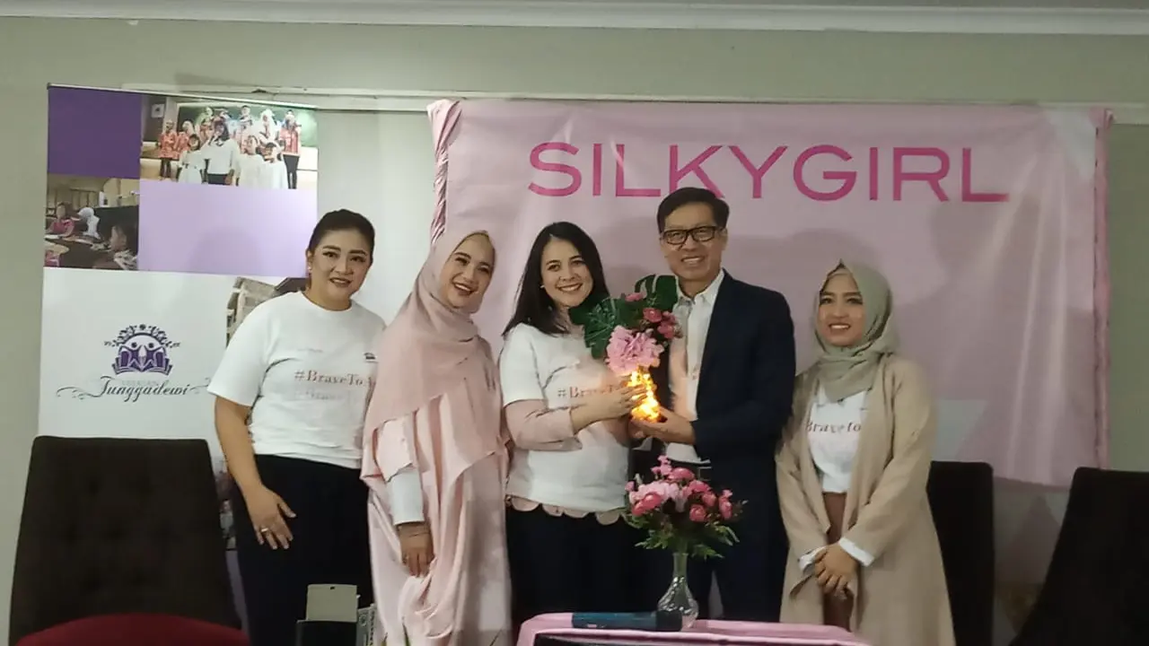 Press Conference Silkygirl Meluncurkan Program Beasiswa Sekolah Tata Rias bersama Victoria Makeup Atelier, yang akan di donasikan untuk Silkygirl Meluncurkan Program Beasiswa Sekolah Tata Rias bersama Victoria Makeup Atelier.