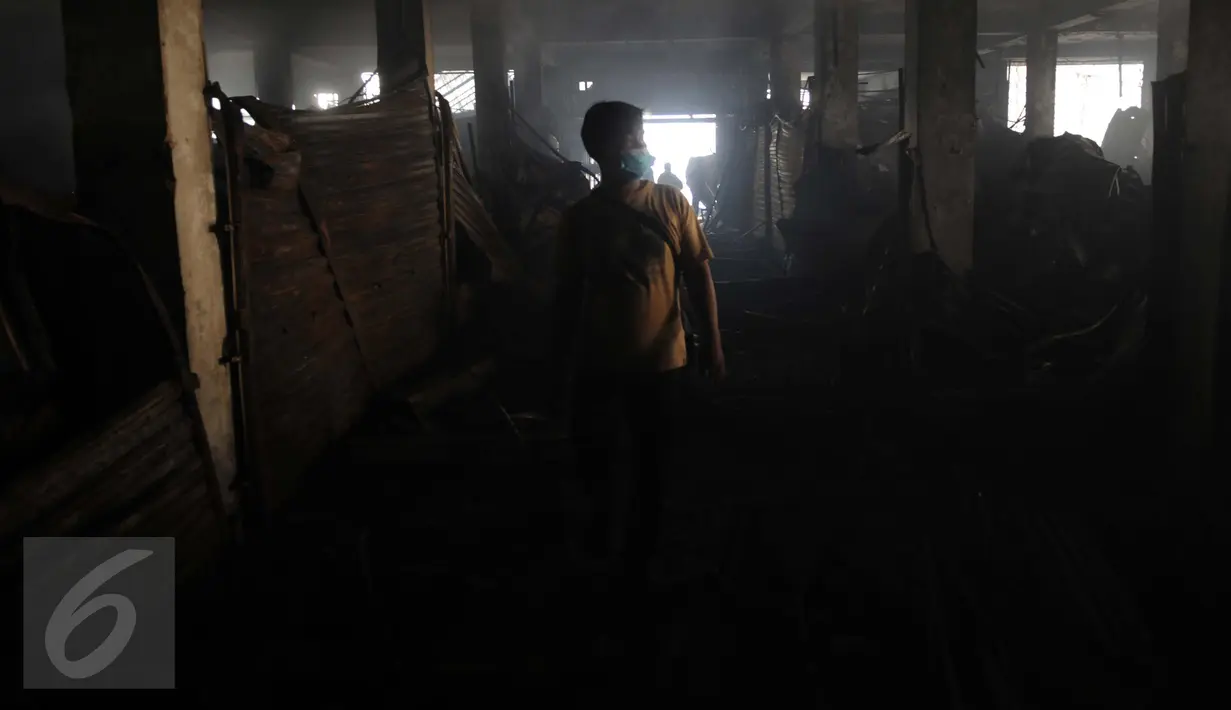 Warga mengecek sisa kios yang terbakar di Pasar Senen, Jakarta Pusat, Jumat (20/1). Akibat kebakaran tersebut‎, total kerugian yang alami pedagang diperkirakan mencapai Rp 101,2 miliar. (Liputan6.com/Gempur M Surya)