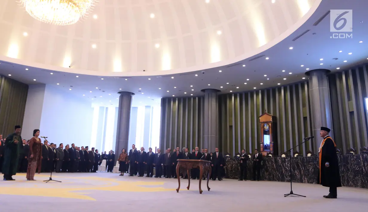Ketua Mahkamah Agung Muhammad Hatta Ali (kanan) saat melantik Destry Damayanti sebagai Deputi Gubernur Senior Bank Indonesia (BI) di Gedung MA, Jakarta, Rabu (7/8/2019). Dalam pelantikan tersebut Ketua MA Hatta Ali meminta Destry untuk mengucapkan sumpah sebelum dilantik. (Liputan6.com/Angga Yuniar)
