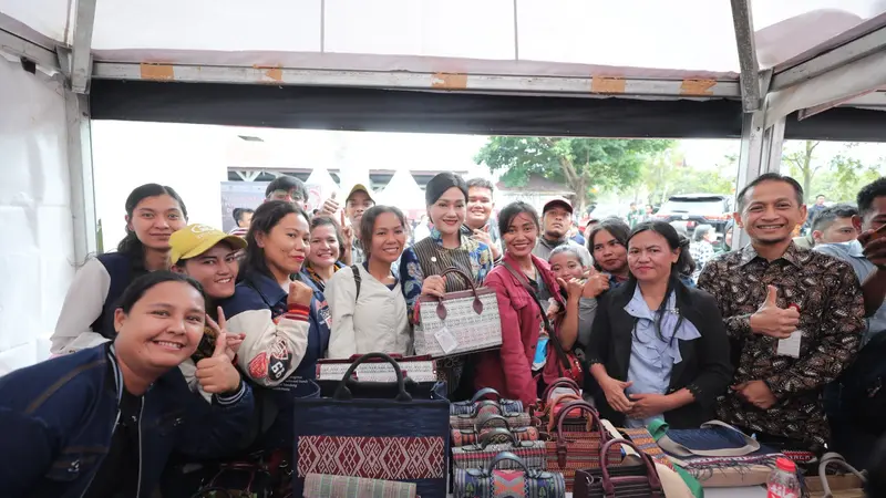 Kepala Eksekutif Pengawas Perilaku Pelaku Usaha Jasa Keuangan, Edukasi dan Pelindungan Konsumen OJK Friderica Widyasari Dewi dalam acara edukasi keuangan yang digelar di Pendopo Kantor Bupati Toba, Balige Sumatera Utara, Jumat (9/8/2024). (Dok OJK)